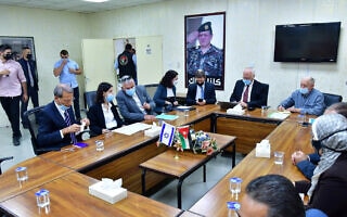 שרת האנרגיה קארין אלהרר ושר המים של ירדן מוחמד אל נאג'ר בראשות משלחות משתי המדינות, חותמים על הסכם אספקת מים מישראל לירדן, 12 באוקטובר 2021 (צילום: רפי בן חקון, לע"מ) שרת האנרגיה קארין אלהרר ושר המים של ירדן מוחמד אל נאג'ר בראשות משלחות משתי המדינות, חותמים על הסכם אספקת מים מישראל לירדן, 12 באוקטובר 2021 (צילום: רפי בן חקון, לע"מ)