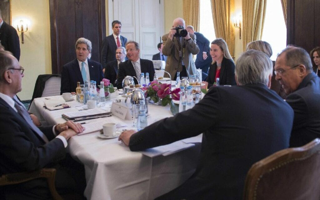 מזכיר המדינה האמריקאי ג&#039;ון קרי (שני משמאל) מדבר במהלך פגישה עם שר החוץ הרוסי סרגיי לברוב (מימין) וחברים אחרים בקוורטט לענייני המזרח התיכון, ביום השלישי לכינוס ה-51 של ועידת מינכן לביטחון, במינכן, דרום גרמניה, 8 בפברואר 2015 (צילום: AFP/Pool/ Jim Watson)