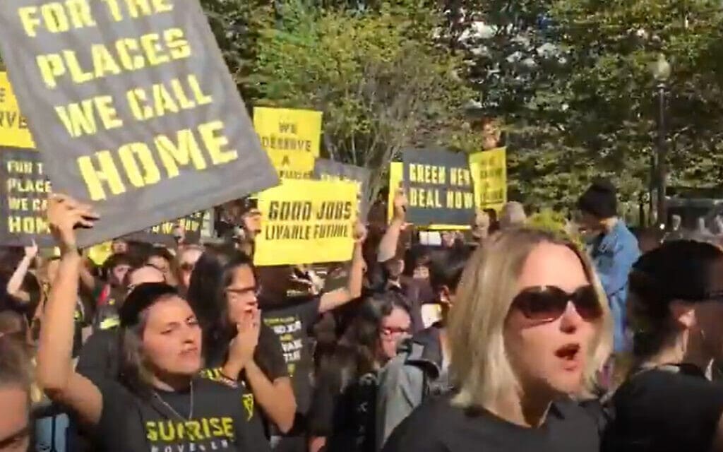 מחאה של Sunrise Movement, צילום מסך מתוך סרטון הפגנה של האירגון