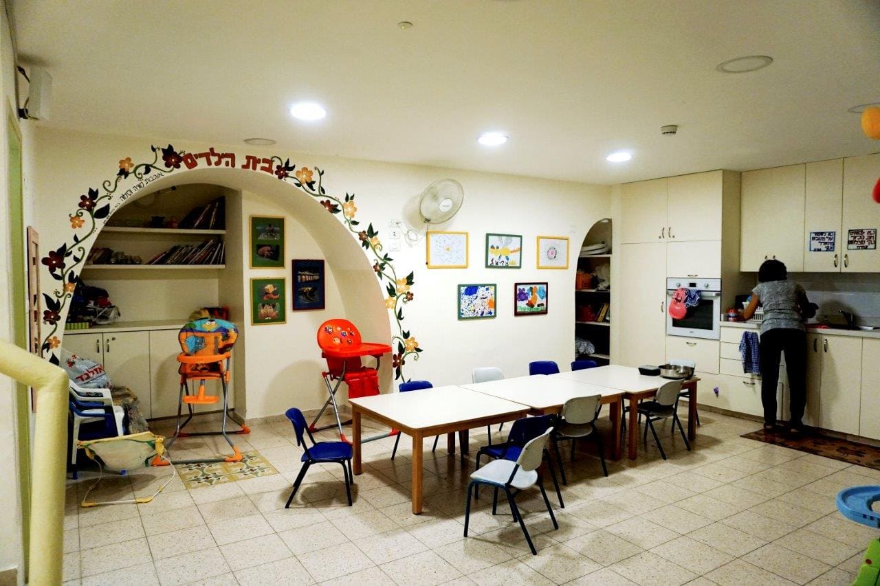 חדר אוכל במקלט נשים של עמותת &#8220;אישה לאישה&#8221; (צילום: רבקה הלל לביאן)