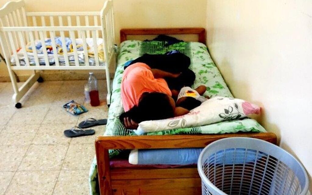 חדר שינה במקלט לנשים של &#8220;אישה לאישה&#8221; (צילום: רבקה הלל לביאן)