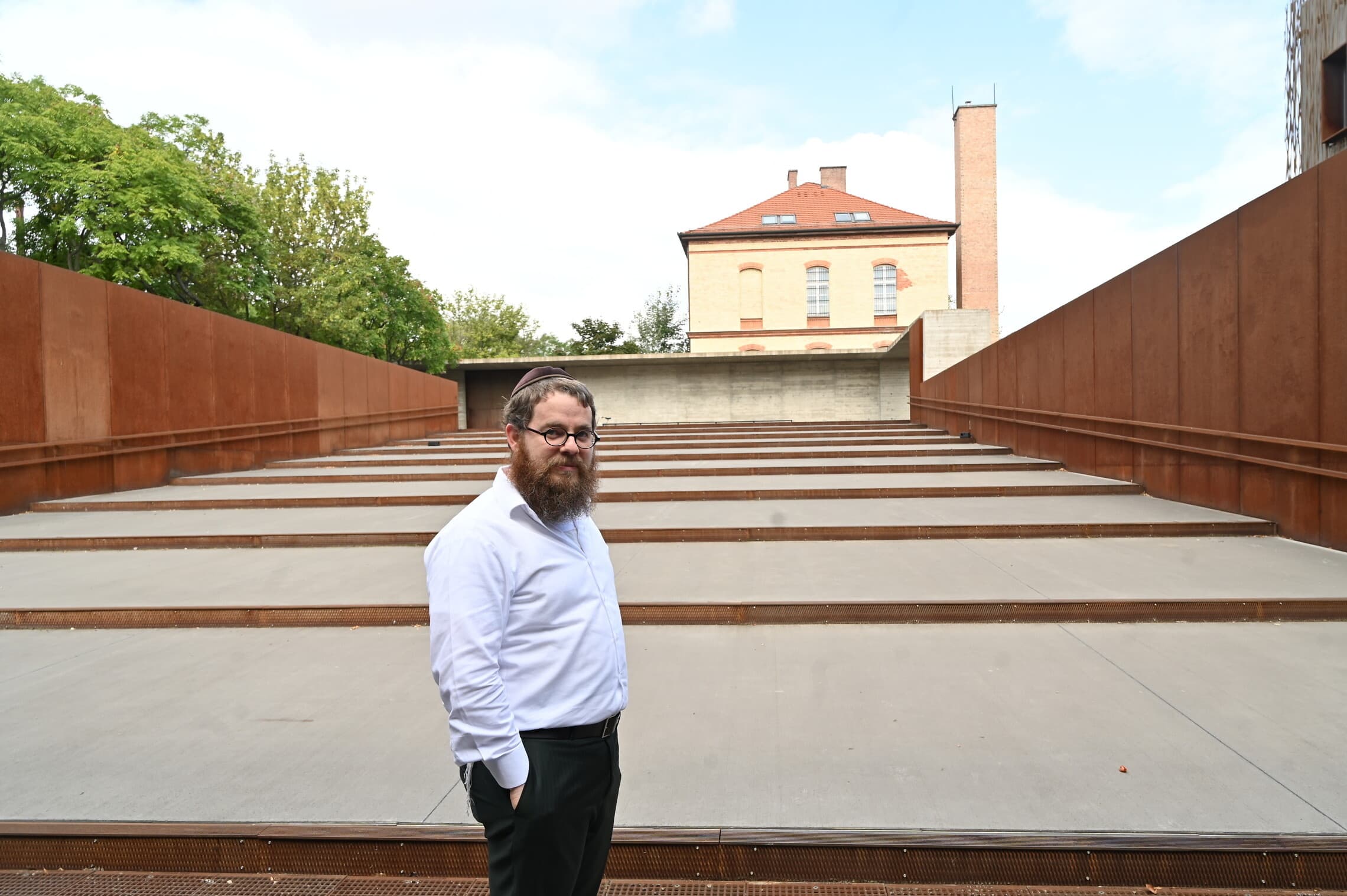 הרב שלמה קובס עומד בחזית המסדרון התלוי של &#039;בית הגורל&#039; בבודפשט, שנבנה בצורת מגן דוד ומשקיף אל תחנת הרכבת לשעבר, משם גורשו יהודים למחנות הריכוז (צילום: כנען ליפשיץ/JTA)