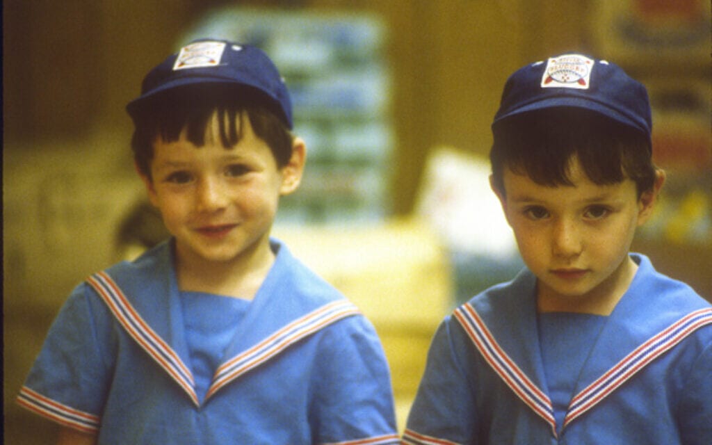 יבגני (משמאל) ואלכסנדר וינדמן ב-1980 (צילום: קרול קיטמן, באמצעות JTA)