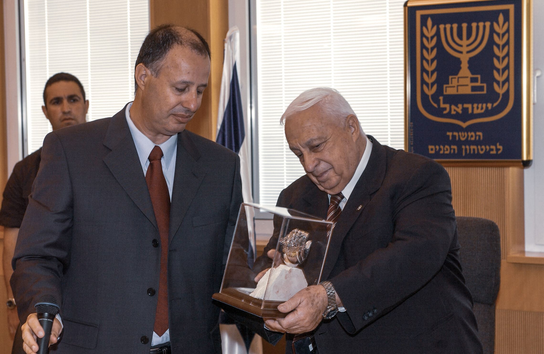 השר לביטחון פנים צחי הנגבי מעניק שי לראש הממשלה אריאל שרון בעת ביקורו במשרד לביטחון פנים בירושלים, 5 באוגוסט 2003 (צילום: אבי אוחיון/לע&quot;מ)