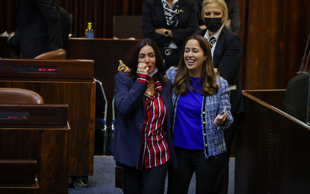 מירי רגב ומאי גולן בהצבעות על התקציב, 4 בנובמבר 2021 (צילום: נועם מושקוביץ, דוברות הכנסת) מירי רגב ומאי גולן בהצבעות על התקציב, 4 בנובמבר 2021 (צילום: נועם מושקוביץ, דוברות הכנסת)