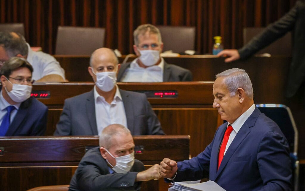 יואב גלנט ובנימין נתניהו במהלך דיוני התקציב במליאת הכנסת, 3 בנובמבר 2021 (צילום: נועם מושקוביץ, דוברות הכנסת)