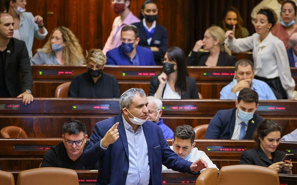 שר הבינוי והשיכון זאב אלקין במהלך ההצבעה על התקציב, 4 בנובמבר 2021 (צילום: נועם מושקוביץ, דוברות הכנסת)