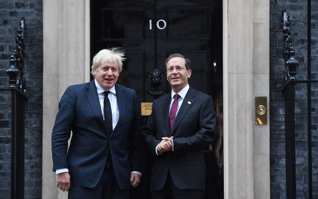 הנשיא יצחק הרצוג וראש ממשלת בריטניה בוריס ג'ונסון בפתח דאונינג 10 בלונדון, 23 בנובמבר 2021 (צילום: קובי גדעון, לע"מ)