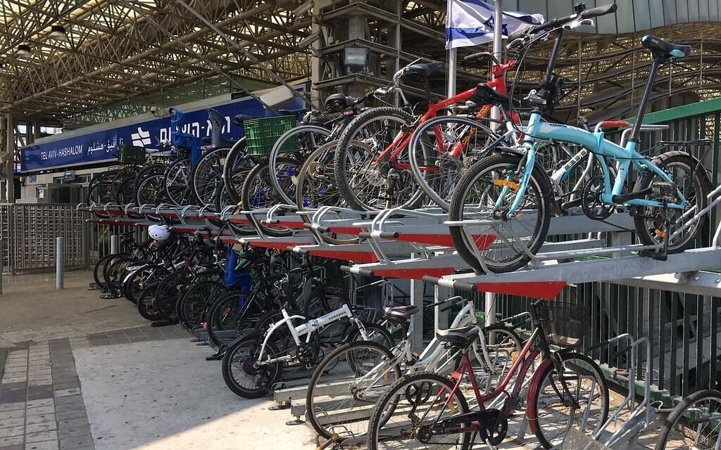 חניית אופניים בכניסה לתחנת רכבת השלום בתל אביב (צילום: רכבת ישראל)