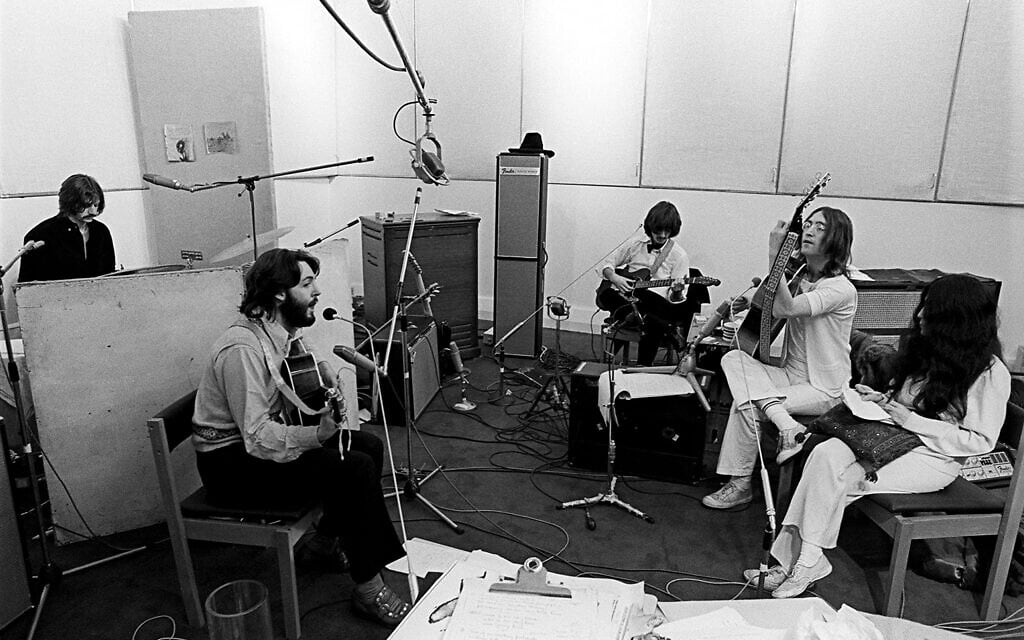 חברי הביטלס באולפן ההקלטות על האלבום Let it Be (צילום: מתוך הספר The Beatles: Get Back)