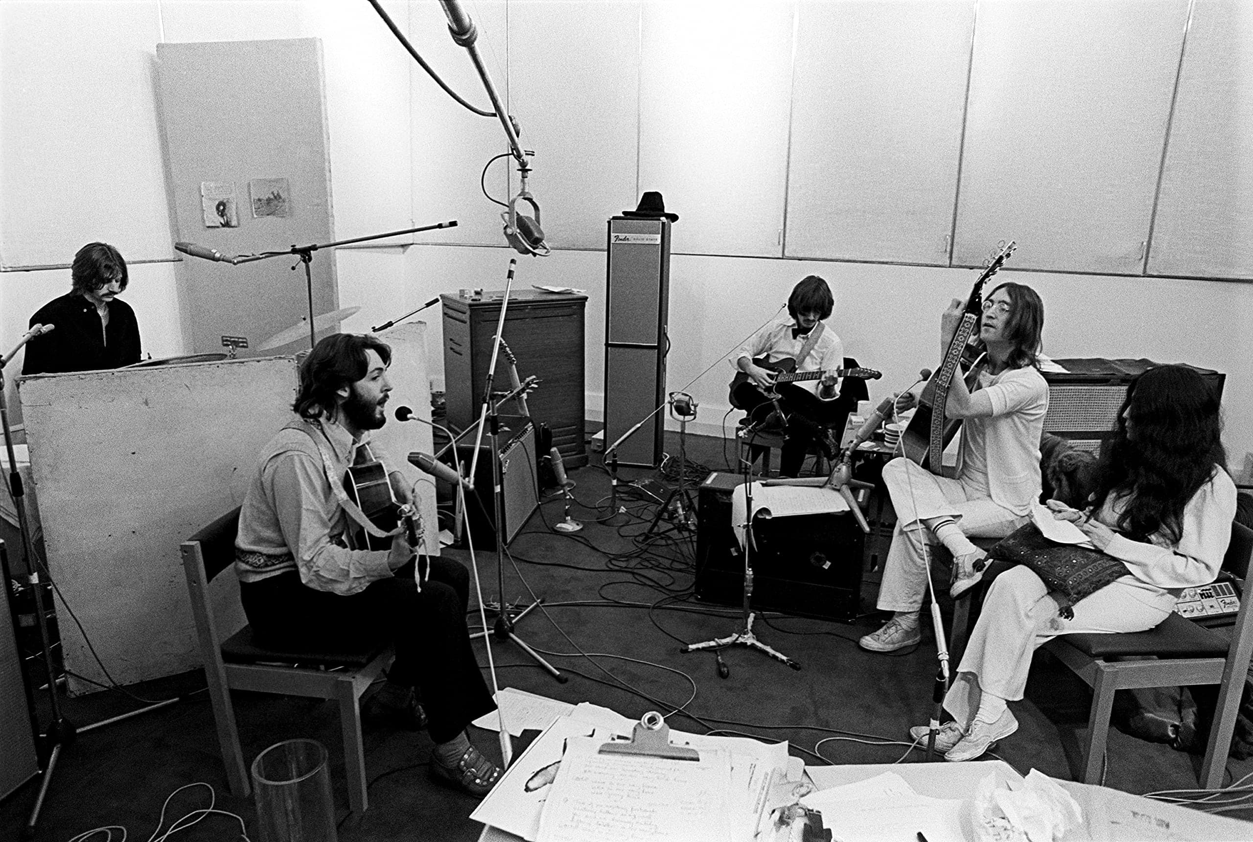 חברי הביטלס באולפן ההקלטות על האלבום Let it Be, 1969 (צילום: מתוך הספר The Beatles: Get Back)