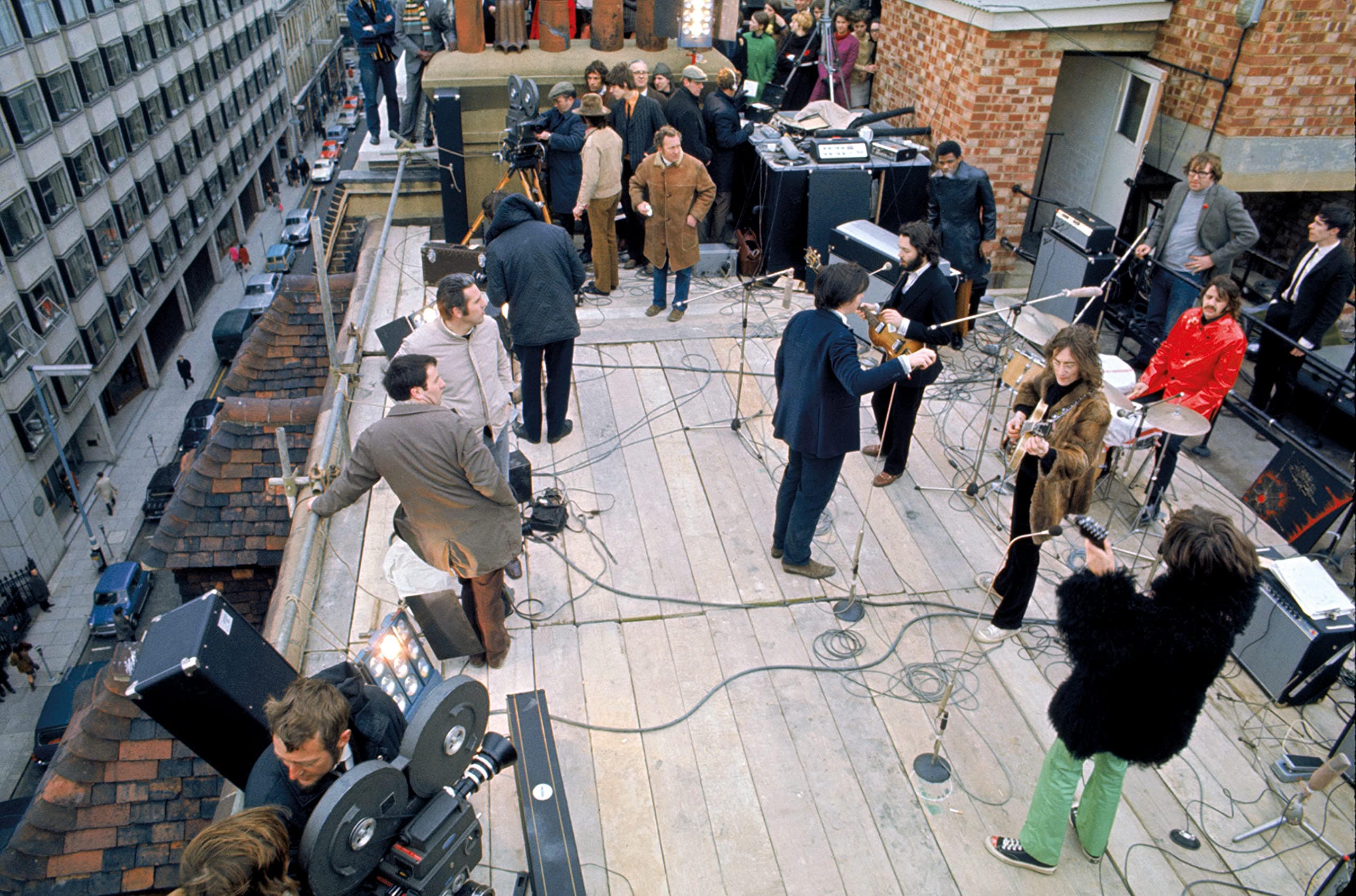 הביטלס מופיעים על גג הבניין של חברת התקליטים אפל לאחר סיום הקלטת האלבום Let It Be (צילום: מתוך הספר The Beatles: Get Back)