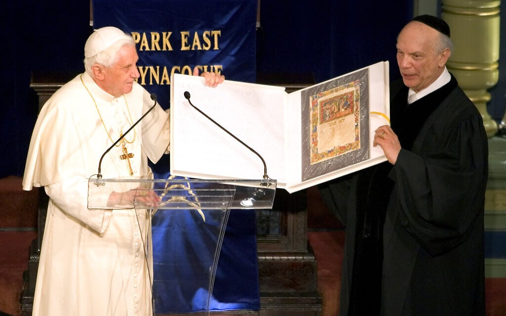 הרב ארתור שניאור והאפיפיור ב בנדיקטוס ה־16 בבית הכנסת איסט פארק, 18 באפריל 2008 (צילום: AP Photo/Stephen Chernin)