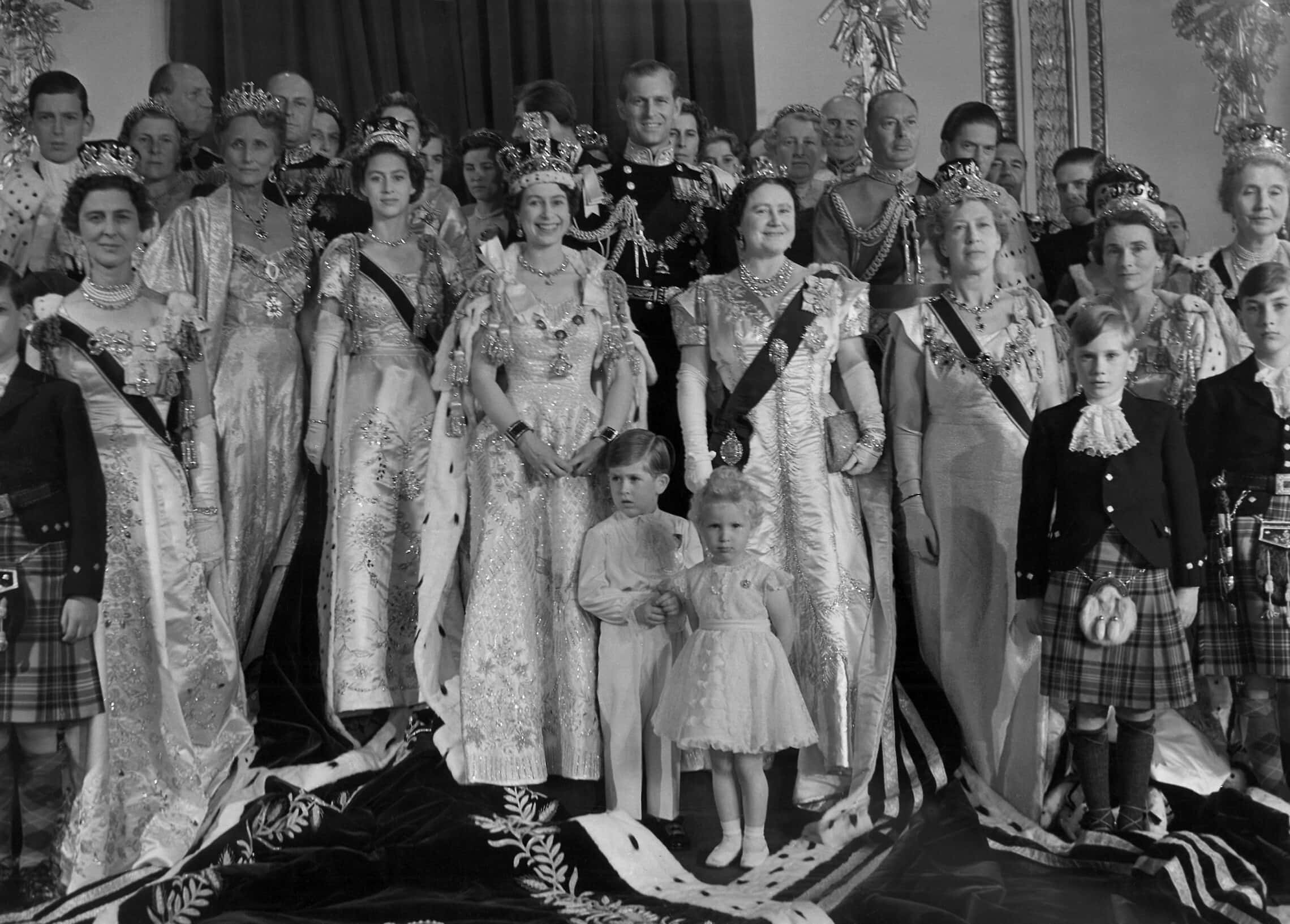 צילום משפחתי של הווינדזורים לאחר הכתרתה של המלכה אליזבת השנייה. 2 ביוני 1953 (צילום: AP Photo/London Times)