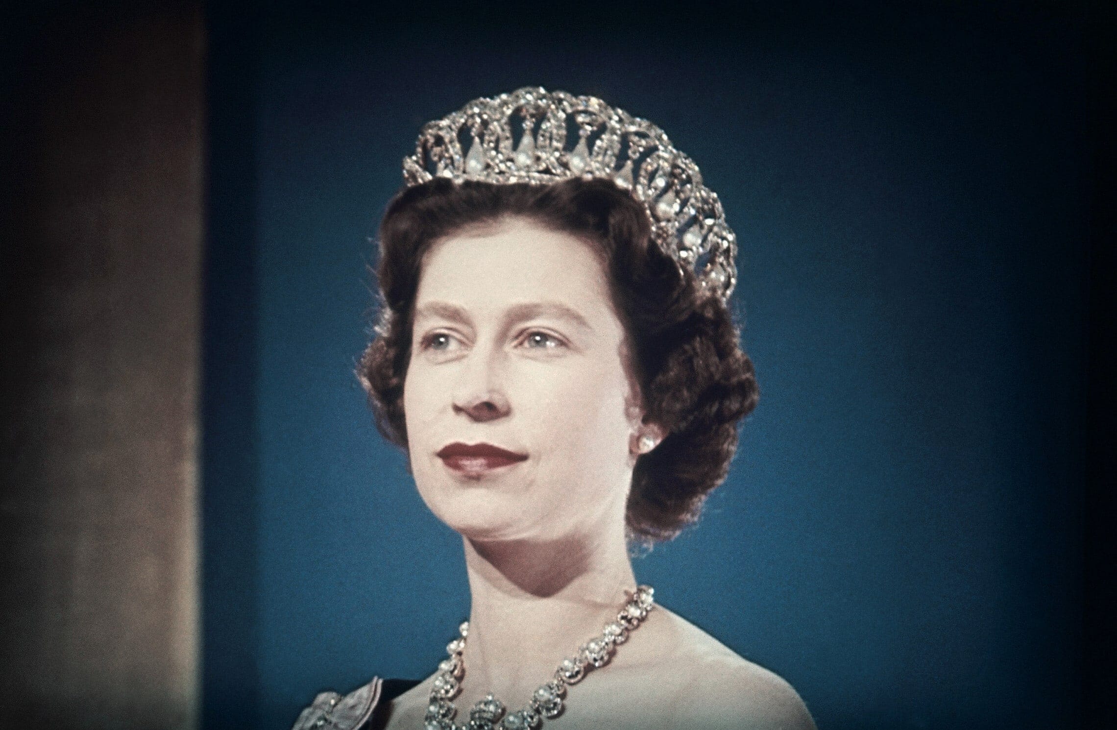 מלכת בריטניה אליזבת השנייה ב-1960 (צילום: AP Photo)