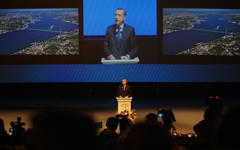 רג'יפ טאיפ ארדואן מדבר על תעלת איסטנבול, 2011 (צילום: AP)