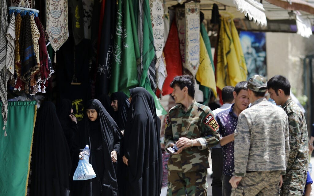 האתר של סת זיינב כמוקד עליה לרגל למוסלמים שיעים ליד דמשק בסוריה (צילום: AP Photo/Hassan Ammar)