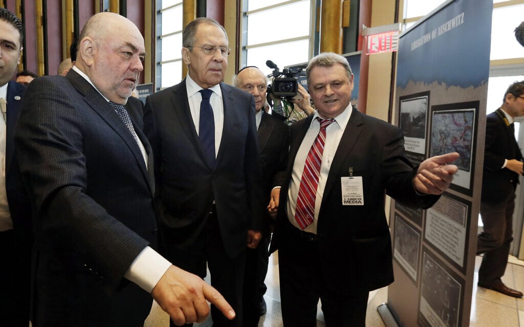 יורי קנר, נשיא הקונגרס היהודי הרוסי (משמאל) עם שר החוץ הרוסי סרגיי לברוב (במרכז) בתערוכה על השואה במוסקבה, ינואר 2018 (צילום: AP Photo/Richard Drew)