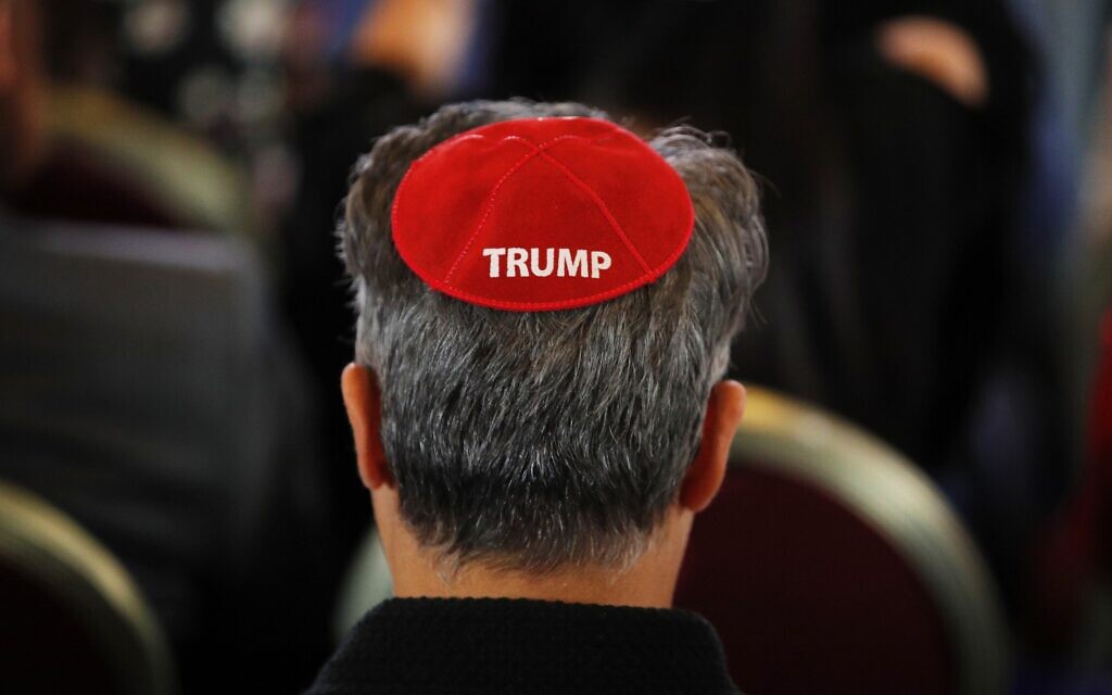 משתתף בוועידת קואליציית היהודים הרפובליקאים חובש כיפה עם שמו של טראמפ, 6 באפריל 2019 (צילום: AP Photo/John Locher)