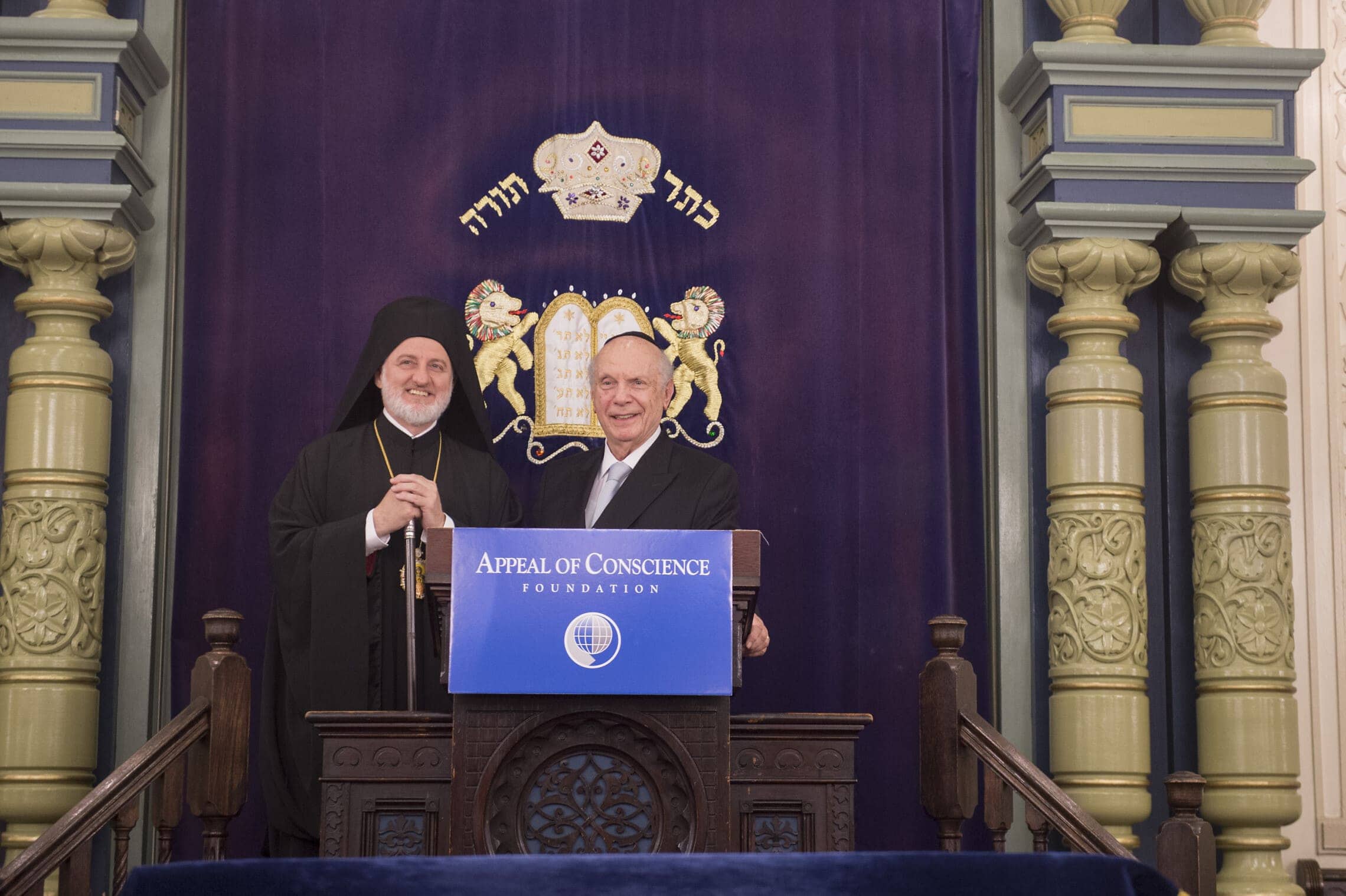 הרב ארתור שניאור והארכיבישוף אלפידופורוס בבית הכנסת, 21 ביוני 2019 (צילום: Diane Bondareff/AP Images for Appeal of Conscience Foundation)