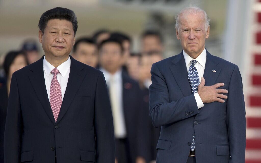 ג'ו ביידן כסגן נשיא ארה"ב ונשיא סין שי ג'ינפינג, בסיס חיל האוויר אנדרוז במרילנד, 24 בספטמבר 2015 (צילום: AP Photo/Carolyn Kaster, File)