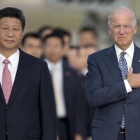 ג'ו ביידן כסגן נשיא ארה"ב ונשיא סין שי ג'ינפינג, בסיס חיל האוויר אנדרוז במרילנד, 24 בספטמבר 2015 (צילום: AP Photo/Carolyn Kaster, File)