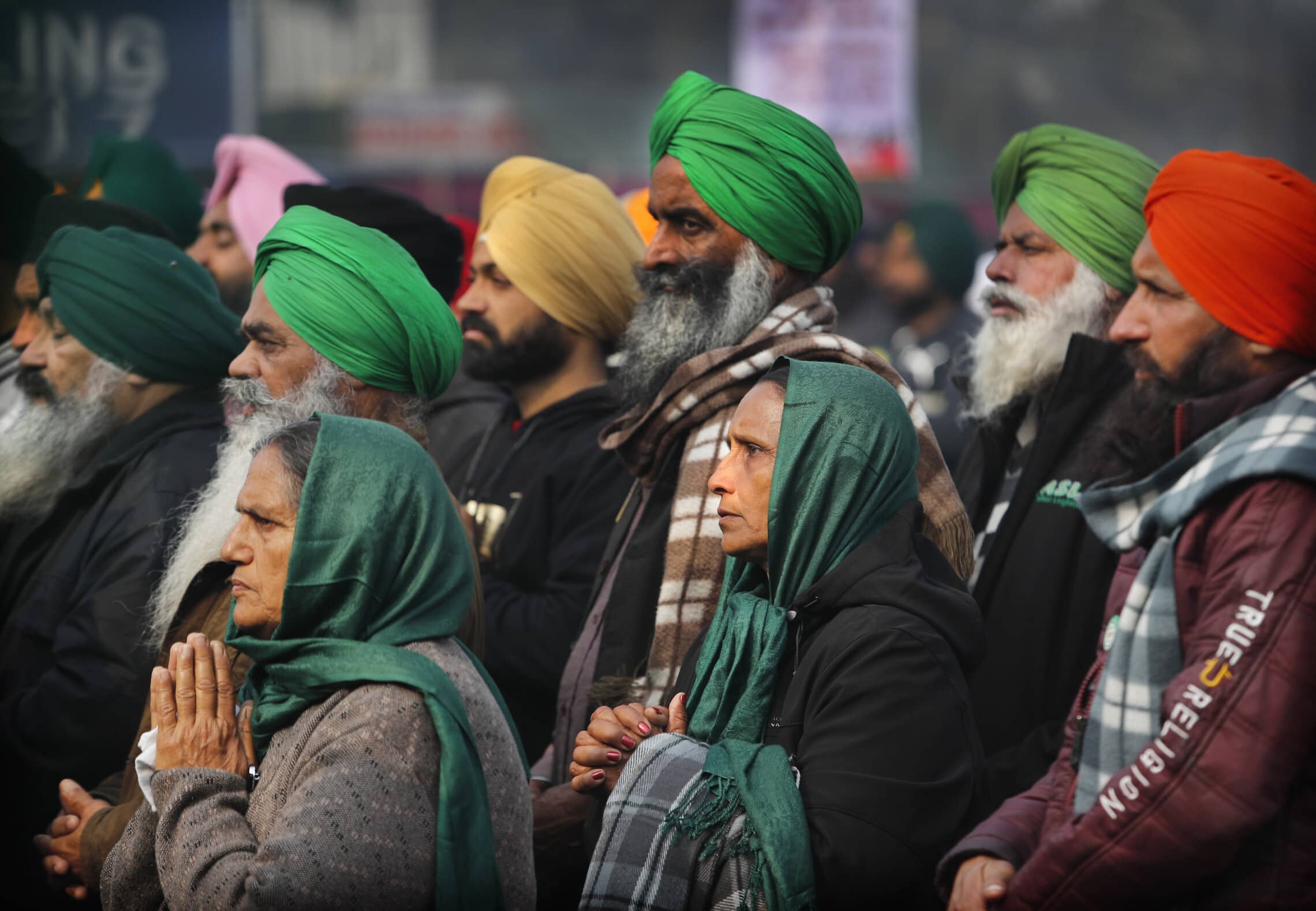 חקלאים הודים מתפללים במהלך הפגנה נגד רפורמת החקלאות בקרבת ניו דלהי, 27 בדצמבר 2020 (צילום: AP Photo/Manish Swarup)