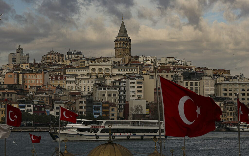 איסטנבול, 29 בינואר 2021; במהלך שיט ליד איסטנבול צילמו נטלי ומורדי אוקנין את ארמונו של רג&#039;פ טאיפ ארדואן (צילום: Emrah Gurel, AP)