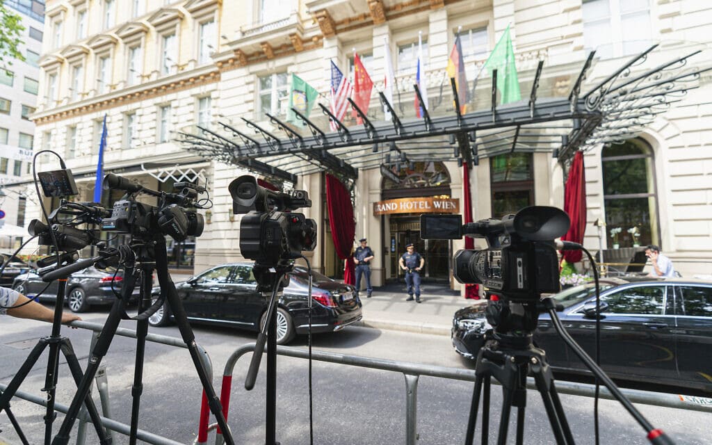 מצלמות מול הכניסה למלון גרנד הוטל וינה, לקראת פתיחת השיחות על הסכם הגרעין בין המעצמות לאיראן, 20 ביוני 2021 (צילום: AP Photo/Florian Schroetter)