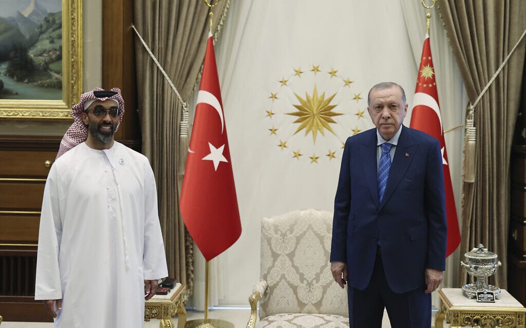 נשיא טורקיה רג&#039;פ טאיפ ארדואן נפגש עם היועץ לביטחון לאומי של איחוד האמירויות השייח&#039; טנהון בן זאיד בפגישה באנקרה, 18 באוגוסט 2021 (צילום: Turkish Presidency via AP, Pool)