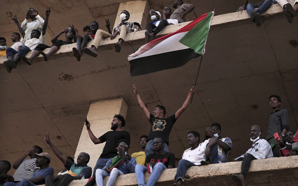 מפגינים פרו-דמוקרטים מוחים בחרטום שבסודן, 30 באוקטובר 2021 (צילום: Marwan Ali, AP)