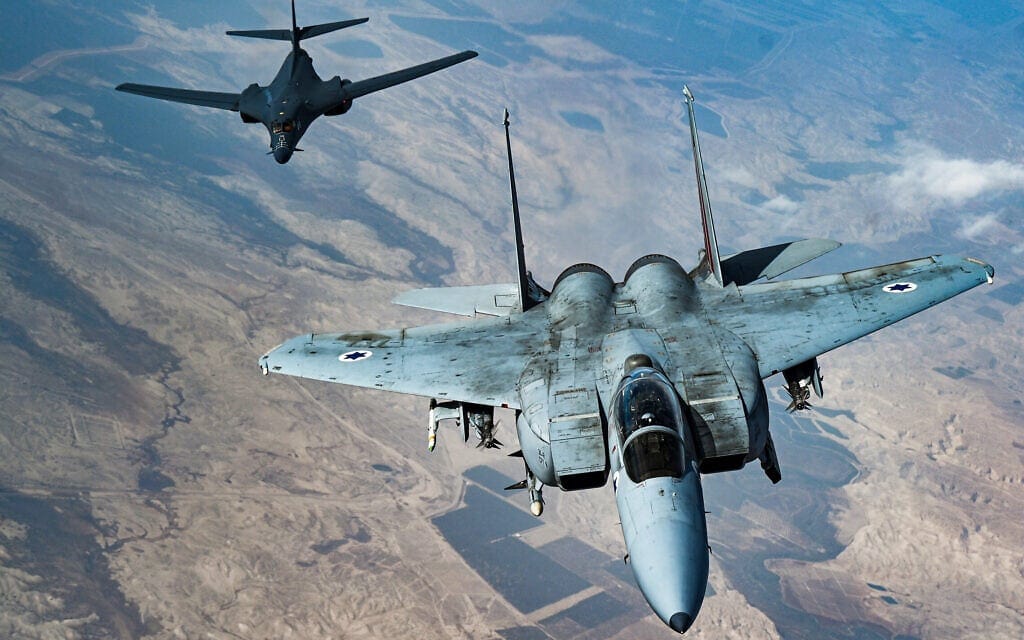 מטוס F15 של חיל האוויר הישראלי מלווה מפציץ B1b של חיה&quot;א האמריקאי במהלך טיסת הרתעה מעל שמי המזרח התיכון, 30 באוקטובר 2021 (צילום: U.S. Air Force/Senior Airman Jerreht Harris via AP)