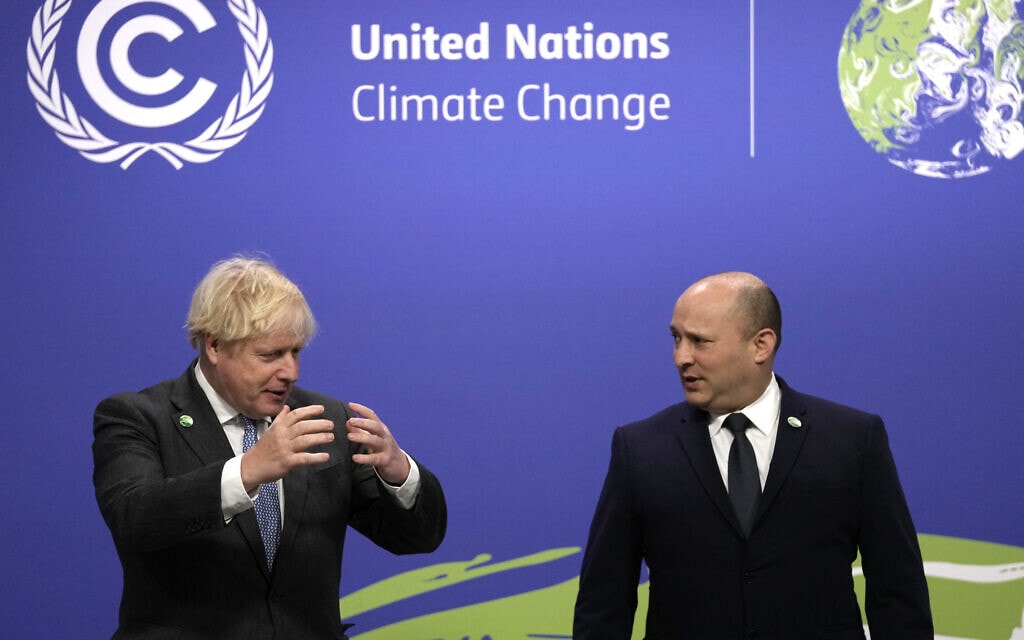 ראש ממשלת בריטניה בוריס ג'ונסון וראש הממשלה נפתלי בנט נפגשים לראשונה על במת ועידת האקלים בגלזגו, 1 בנובמבר 2021 (צילום: AP Photo/Alastair Grant, Pool)