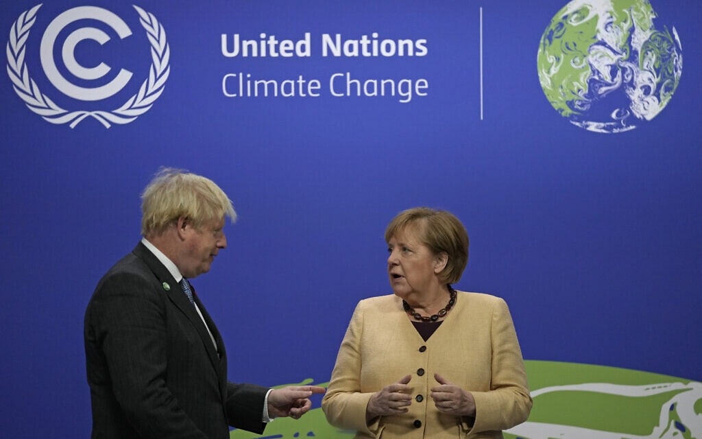 קנצלרית גרמניה אנגלה מרקל וראש ממשלת בריטניה בוריס ג&#039;ונסון בוועידת האקלים של האו&quot;ם בגלזגו, 4 בנובמבר 2021 (צילום: AP Photo/Alastair Grant)
