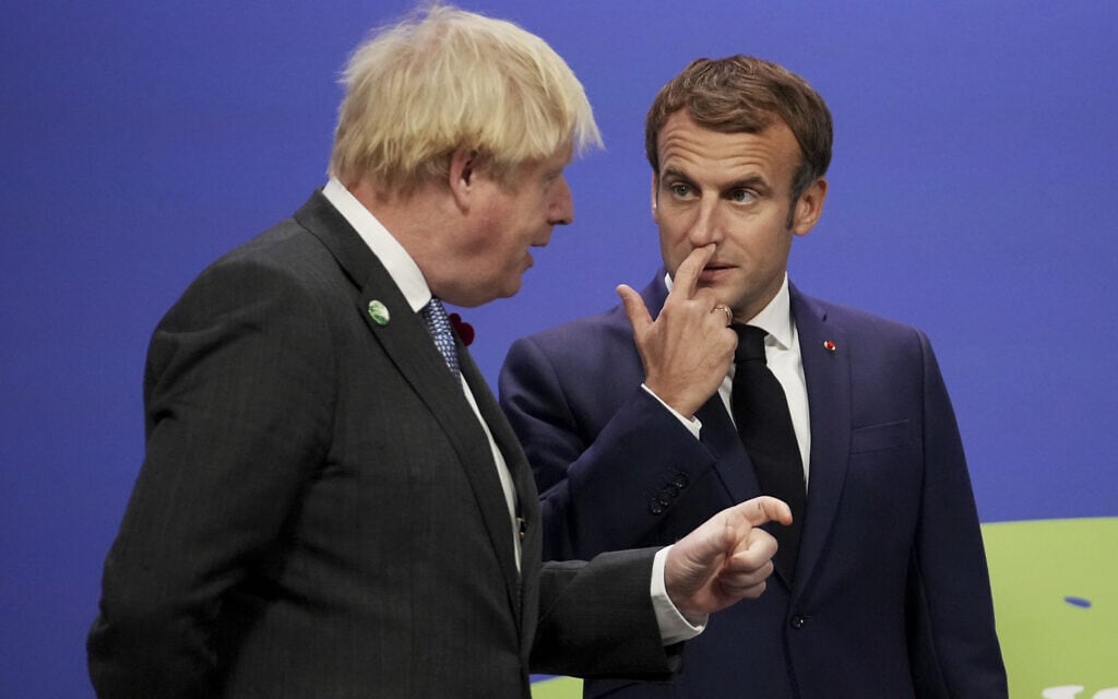 נשיא צרפת עמנואל מקרון וראש ממשלת בריטניה בוריס ג&#039;ונסון בבוועידת האקלים בגלזגו, 1 בנובמבר 2021 (צילום: Christopher Furlong/Pool via AP)