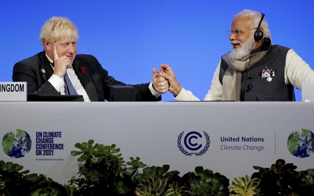 ראש ממשלת הודו נרנדרה מודי וראש ממשלת בריטניה בוריס ג&#039;ונסון בוועידת האקלים בגלזגו, 2 בנובמבר 2021 (צילום: Phil Noble/Pool via AP)