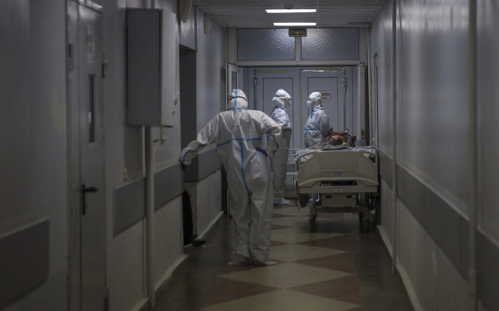 אנשי צוות רפואי מטפלים בחולה קורונה בבית החולים המחוזי בקרסנודאר שבדרום רוסיה, 2 בנובמבר 2021 (צילום: Vitali Timkiv, AP)