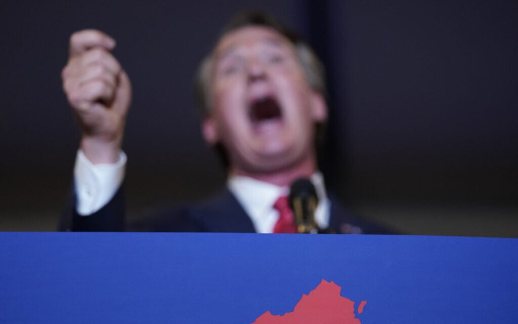 מושל וירג'יניה הנבחר גלן יונגקין נואם בליל הבחירות בשנטילי, 3 בנובמבר, 2021 (צילום: AP Photo/Andrew Harnik)