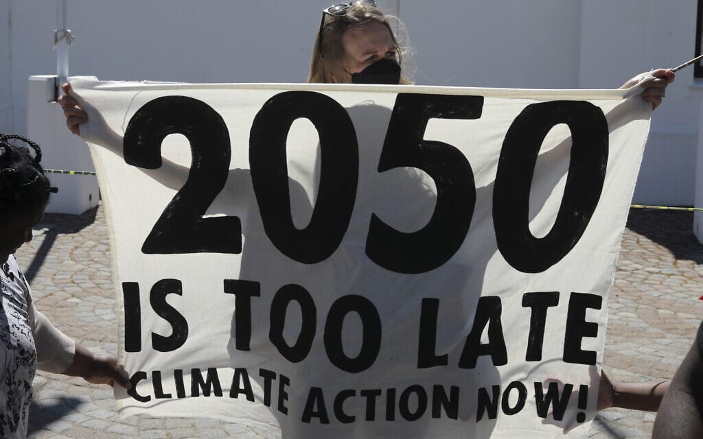 הפגנות מחוץ לוועידת האקלים בגלזגו, 9 בנובמבר 2021 (צילום: AP Photo/Nardus Engelbrecht)