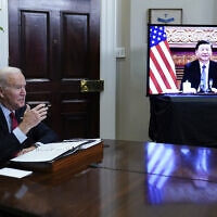 נשיא ארצות הברית ג'ו ביידן משוחח עם נשיא סין שי ג'ינפינג, 15 בנובמבר 2021 (צילום: AP Photo/Susan Walsh)