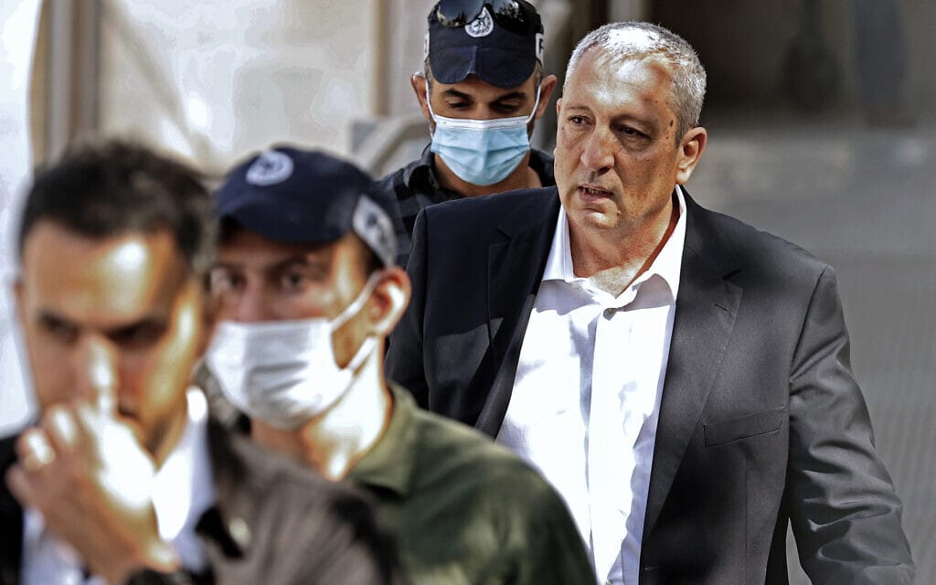 ניר חפץ מגיע לבית המשפט המחוזי בירושלים להעיד במשפט נתניהו, 16 בנובמבר 2021 (צילום: Jack Guez/Pool Photo via AP)