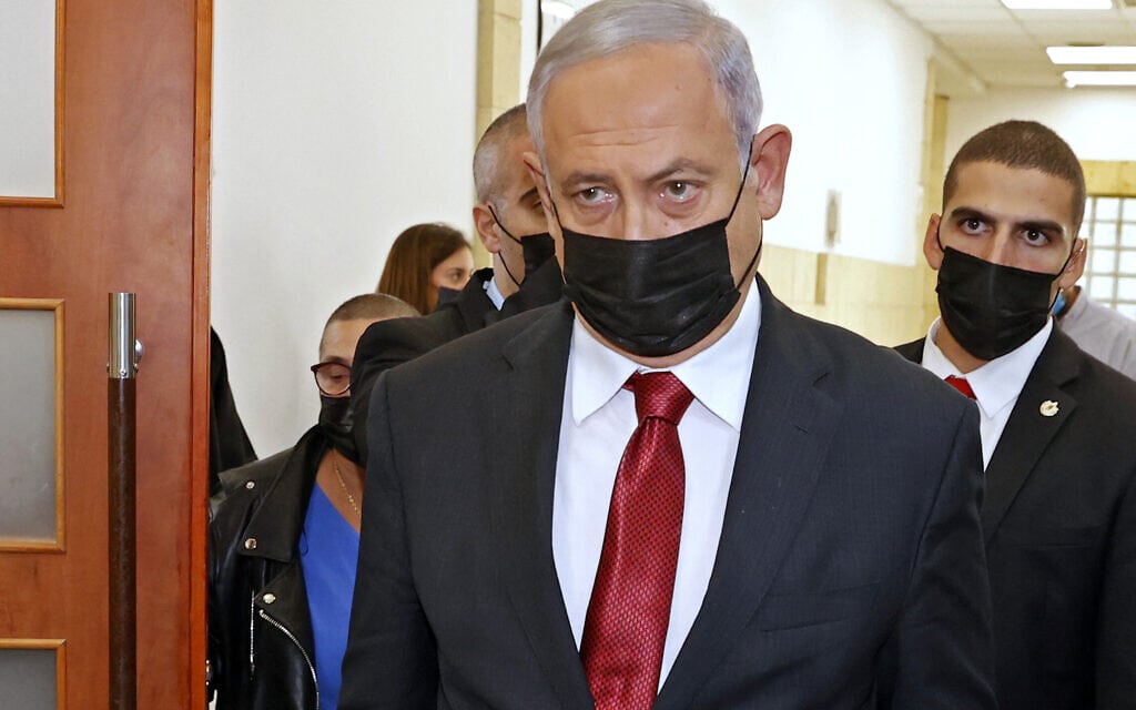 בנימין נתניהו מגיע לבית המשפט המחוזי בירושלים לדיון במשפטו, 16 בנובמבר 2021 (צילום: Jack Guez/Pool Photo via AP)
