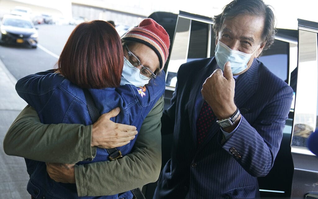 העיתונאי דני פוסטר מחבק את אימו רוז לראשונה אחרי שחרורו מהכלא במיאנמר, ניו יורק, 16 בנובמבר 2021 (צילום: AP Photo/Seth Wenig)