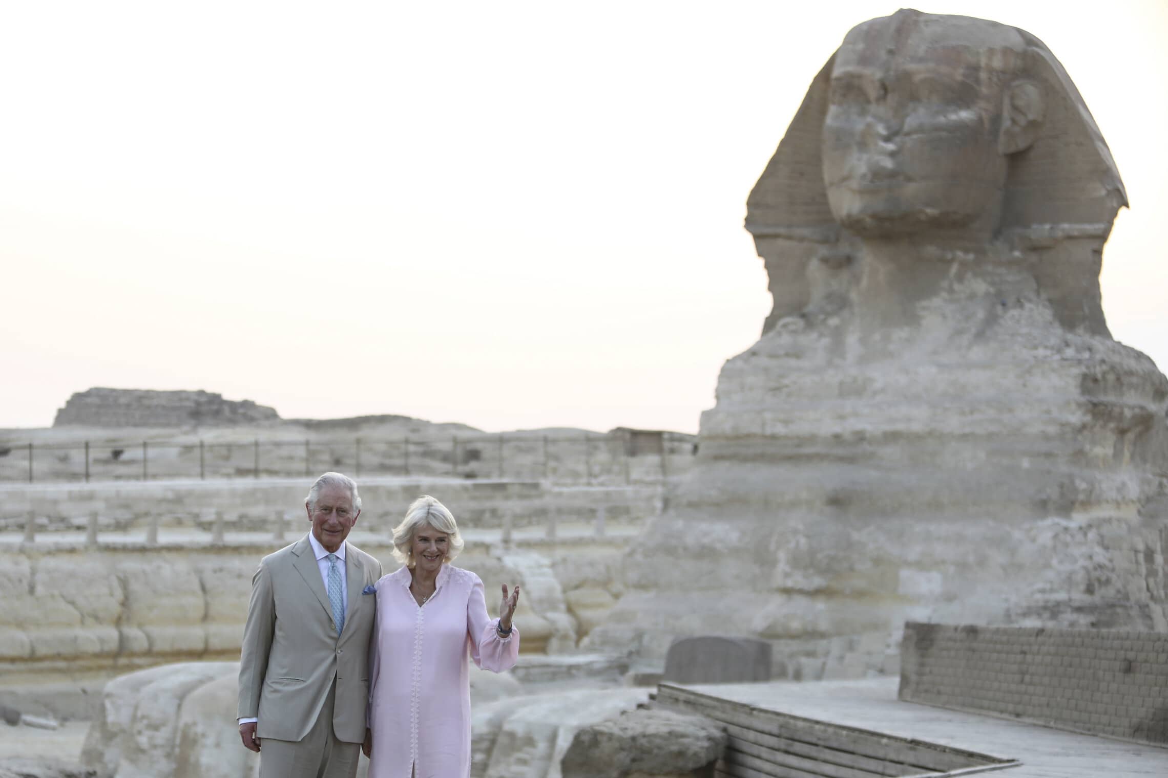 הנסיך צ&#039;ארלס ורעייתו קאמילה בביקור במצרים, 18 בנובמבר 2021 (צילום: AP Photo/Mohamed El-Shahed)