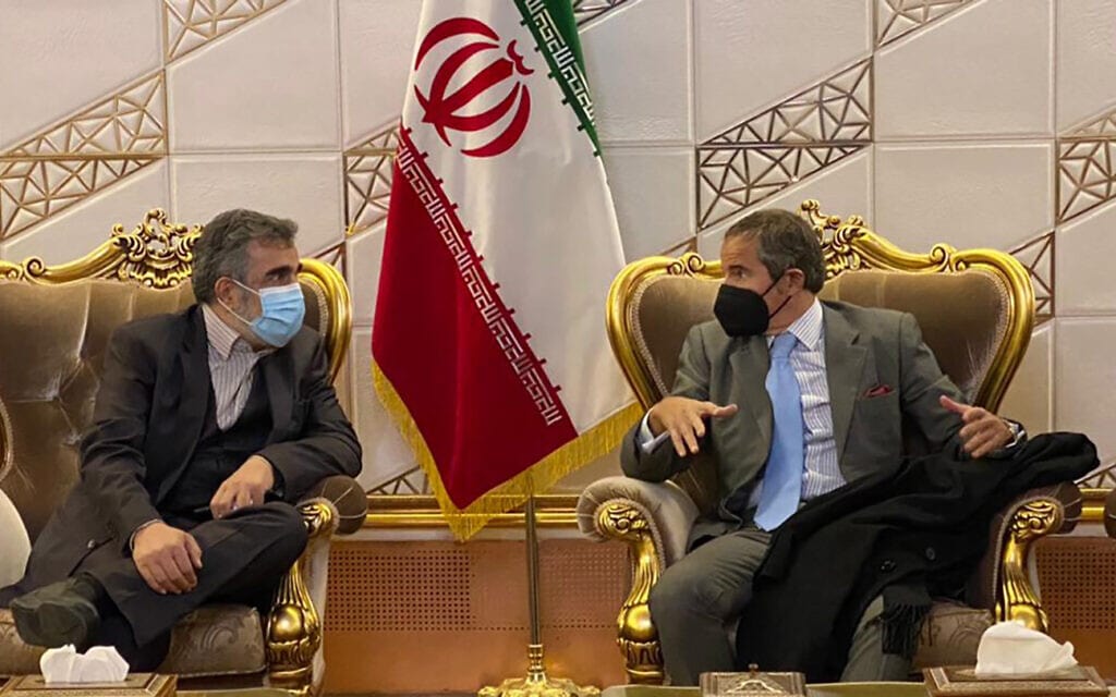 ראש סבא&quot;א רפאל גרוסי (מימין) בפגישה עם עם סגן ראש הסוכנות לאנרגיה אטומית של איראן, 22 בנובמבר 2021 (צילום: Atomic Energy Organization of Iran via AP)