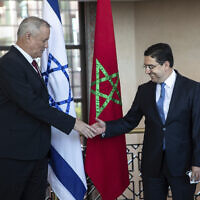 שר הביטחון בני גנץ עם שר החוץ המרוקאי נאסר בוריטה ברבאט, מרוקו, 24 בנובמבר 2021 (צילום: AP Photo/Mosa'ab Elshamy)