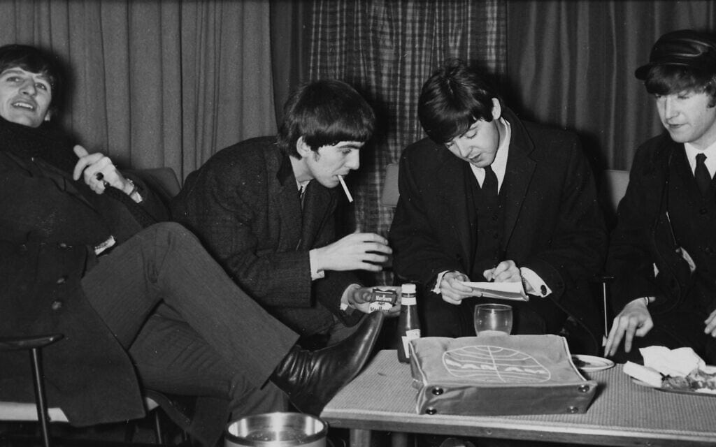 ג'ון לנון, ג'ורג' האריסון, פול מקרטני ורינגו סטאר בשדה התעופה הית'רו בלונדון לקראת המראתם לסיבוב ההופעות הראשון שלהם בארה"ב, 7 בפברואר 1964 (צילום: AP Photo/Victor Boynton)
