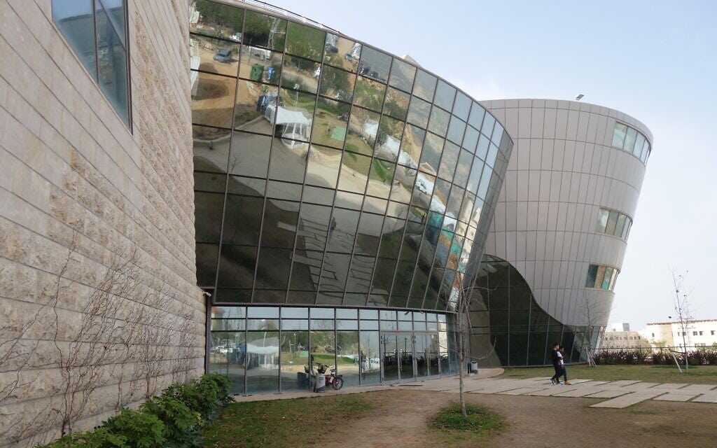 בניין הספרייה המרכזית באוניברסיטת אריאל בתכנון אדריכל דוד ברסלבי (צילום: מיכאל יעקובסון, ויקיפדיה)