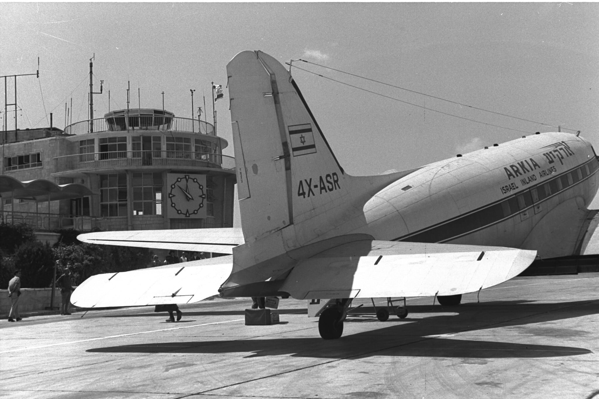 מטוס נוסעים של ארקיע בנמל התעופה עטרות בירושלים, 1968 (צילום: אילן ברונר/לע&quot;מ)