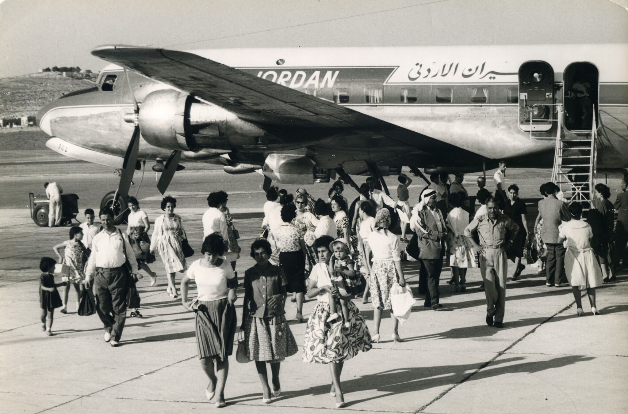 צליינים ומבקרים אחרים מגיעים לשדה התעופה ירושלים בשנות ה-60 (צילום: ארכיון משפחת ד&quot;ר מוחמד אל-קוטוב / מתוך התערוכה &quot;שער לעולם: שדה התעופה ירושלים 1967-1948&quot;)